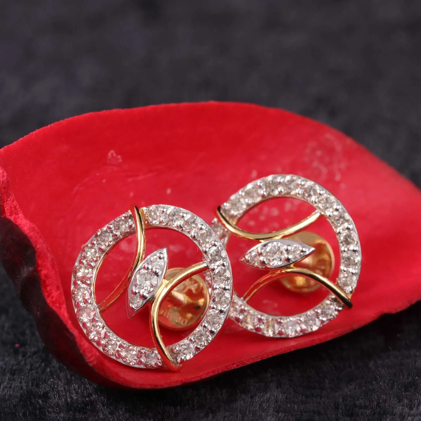 Exquisite Diamond Stud Earring